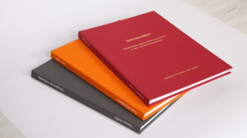 Einband Bachelorarbeit, Diplomarbeit, Masterarbeit, Buchleinen, Dissertation in den Farben Dunkelgrau, Orange und Dunkelrot